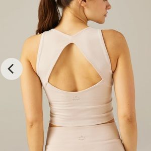 Beyond Yoga Heather Rib Fresh Cut Cropped Tank in Cream Heather - size small